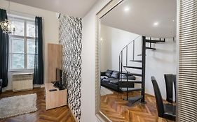 Bpr Robinia Downtown Apartment